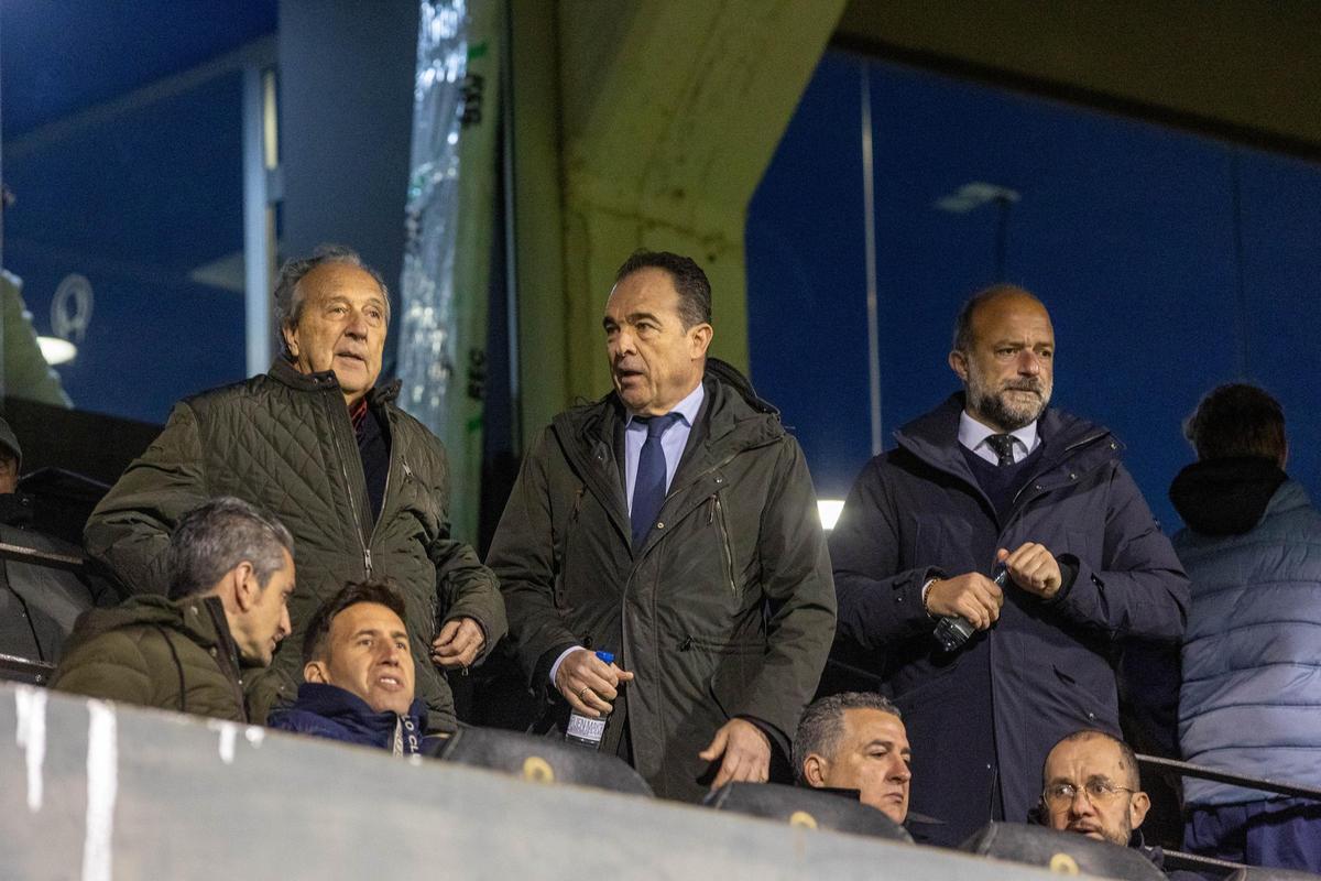 Pedro Heredia, a la derecha de la imagen, en el palco del José Rico Pérez de Alicante.