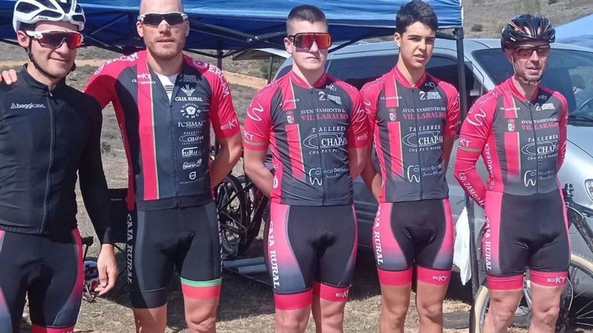 La salida de la categoría Élite, Javier Manzano sobre la bici, y el equipo del Zamora CX.