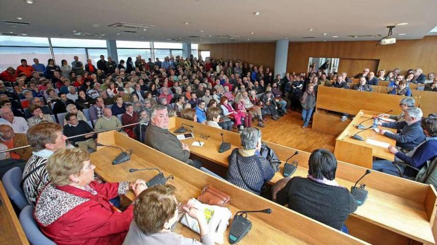 Asamblea catastral que se celebró el sábado en el salón de plenos de Cangas. // Marta G. Brea