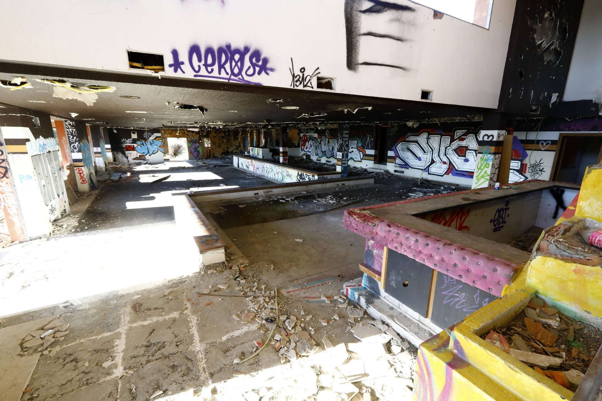 Así se encuentra el abandonado casino Montesblancos, en Alfajarín