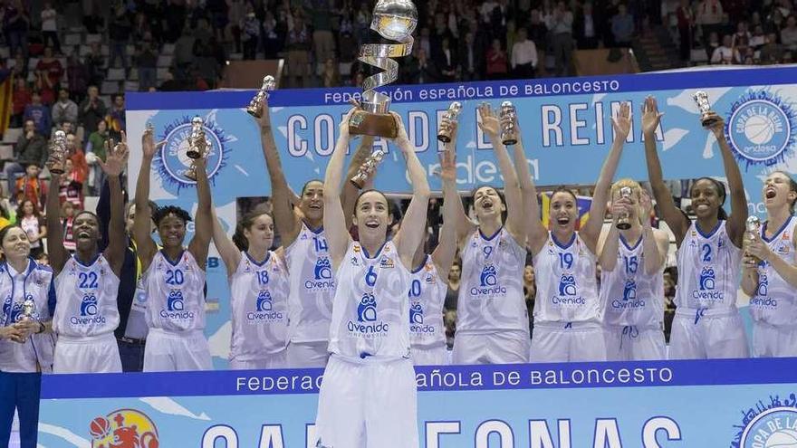 La catalana Silvia Domínguez levanta el trofeo de la Copa de la Reina que consiguió ayer por primera vez.