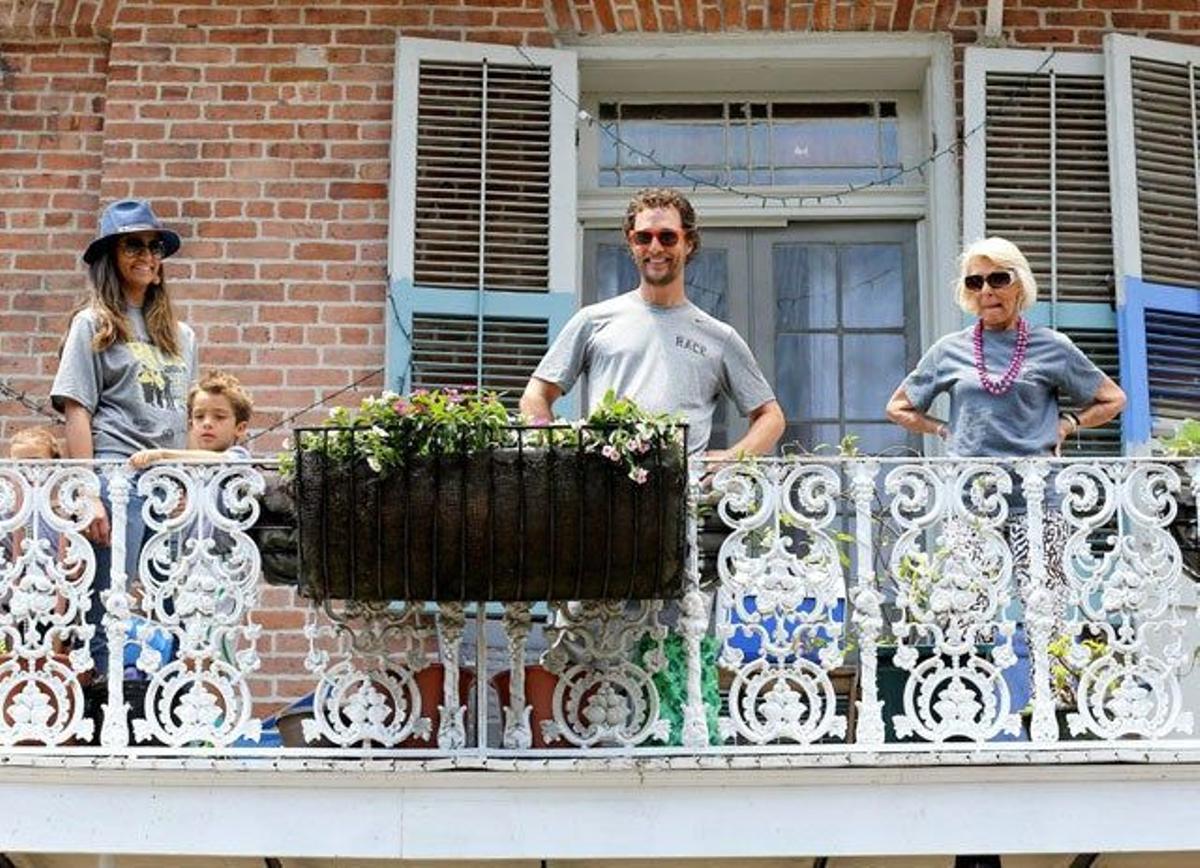 Matthew McConaughey en un balcón de Nueva Orleans