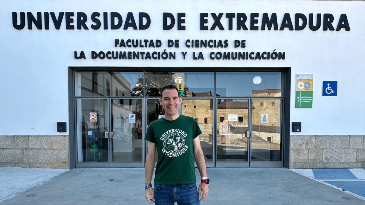 El decano de la Facultad de Ciencias de la Documentación y la Comuniación, Daniel Martín.