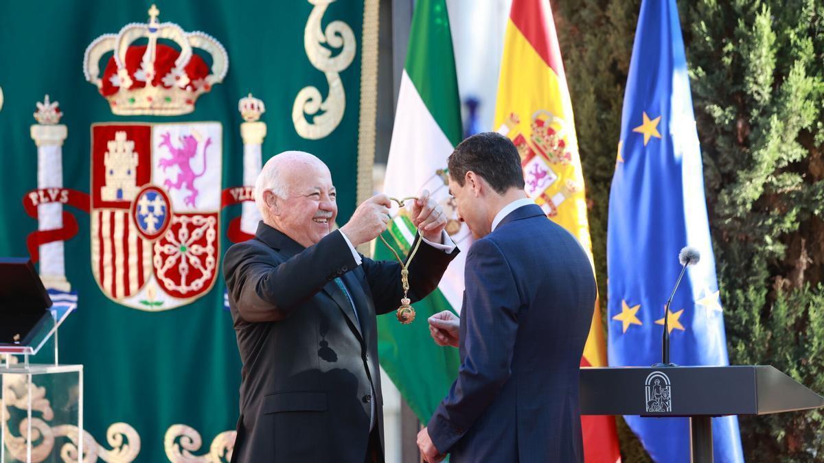 El presidente de la Junta de Andalucía, Juanma Moreno (d), junto al presidente del Parlamento andaluz, Jesús Aguirre (i), durante el acto de toma de posesión de su cargo.