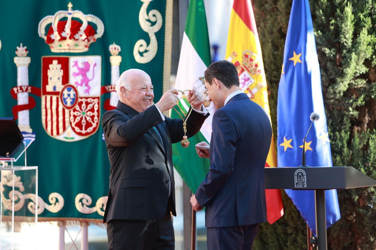 El presidente de la Junta de Andalucía, Juanma Moreno, junto al presidente del Parlamento andaluz, Jesús Aguirre, durante el acto de toma de posesión de su cargo.