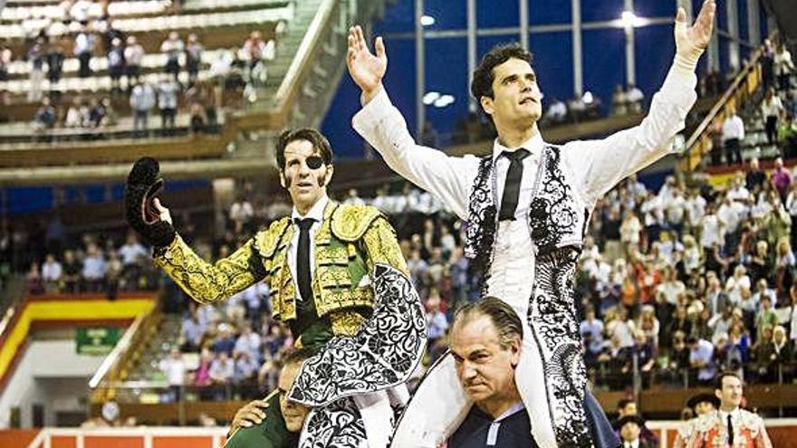 Los toreros Padilla y Abellán salen a hombros del Coliseum en la última feria taurina, celebrada en 2014.