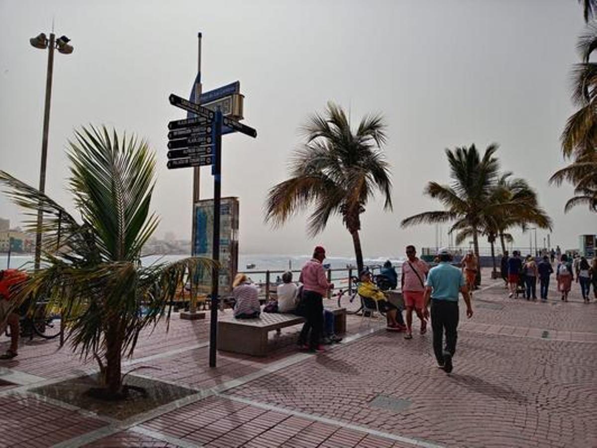 La calima tapona el cielo de Canarias