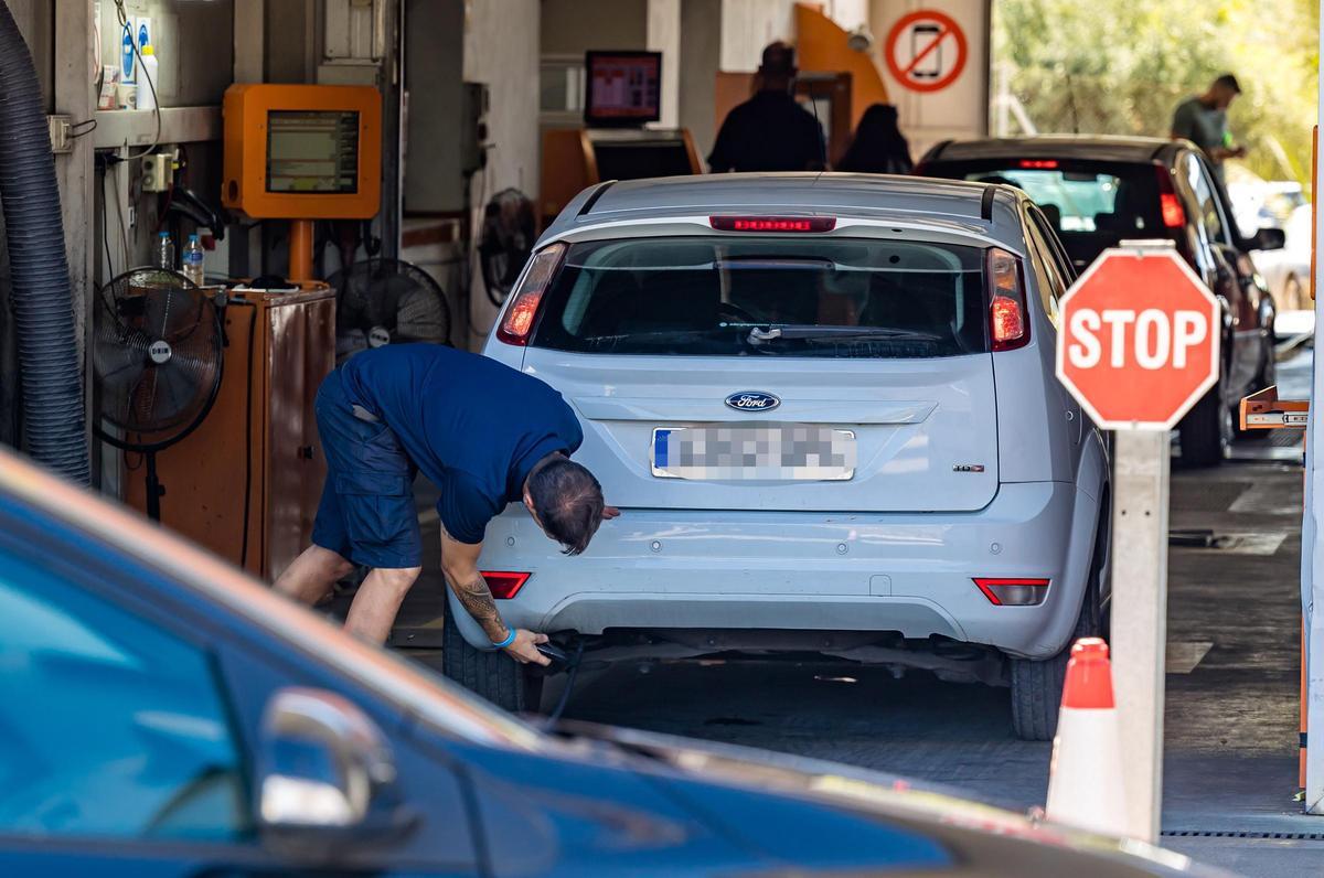 Un coche pasa la revisión en una estación de ITV.
