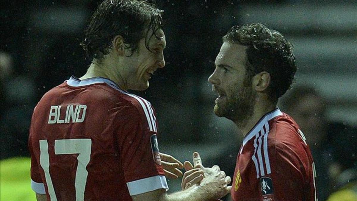 Blind y Mata, tras un partido con el Manchester United