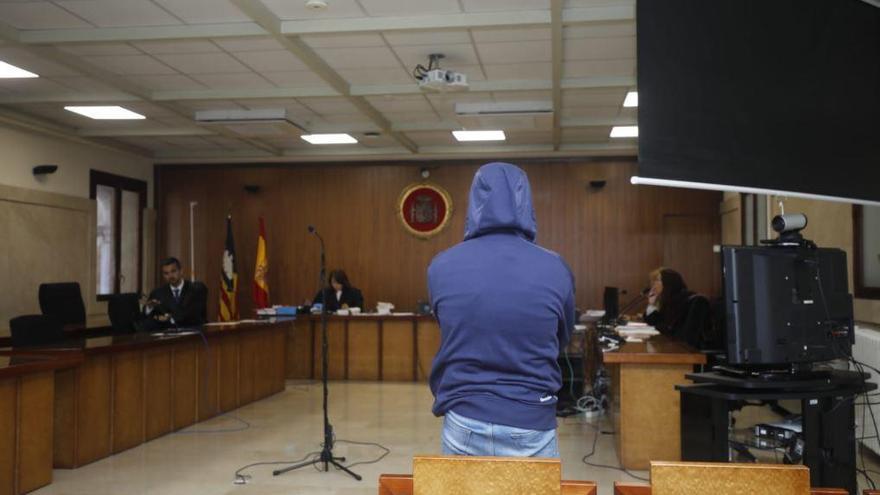 Condenan a dos años al dueño de una discoteca de Cala Millor por violar a una joven