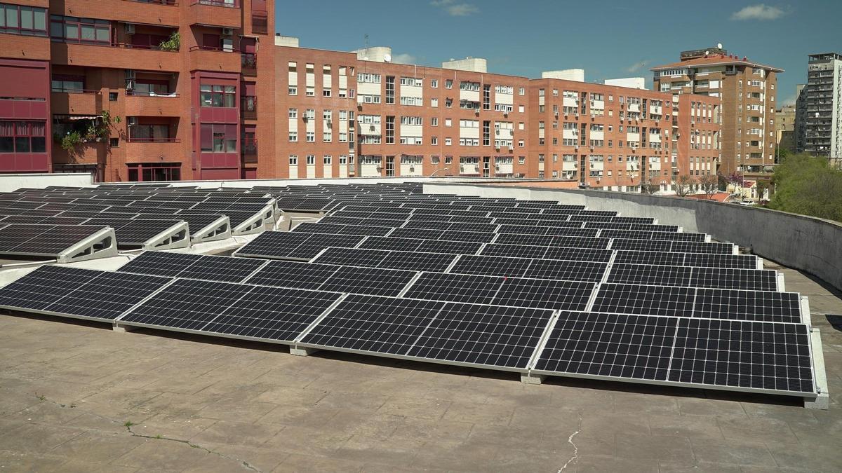 Comunidad solar en la cubierta del colegio Giner de los Ríos.