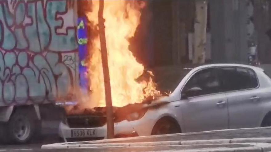 Arde un coche enfrente de el Corte Inglés de Sagasta en Zaragoza