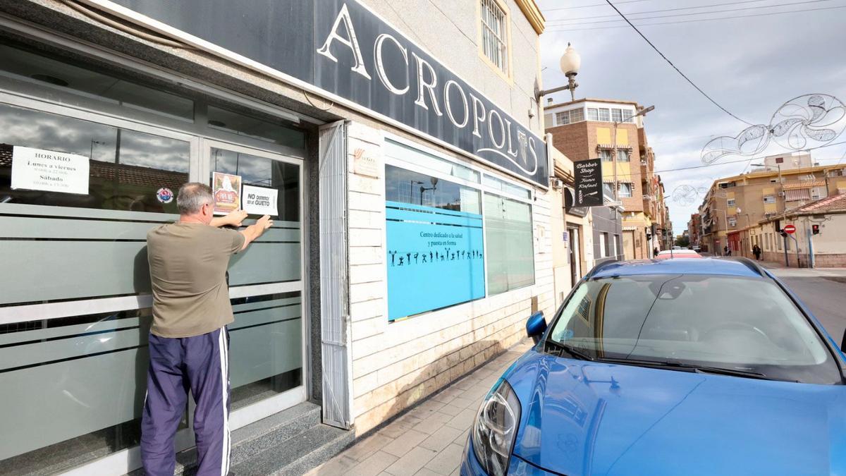 Un comerciante coloca un cartel en Ciudad de Asís en el que se lee &quot;no queremos ser un gueto&quot;.