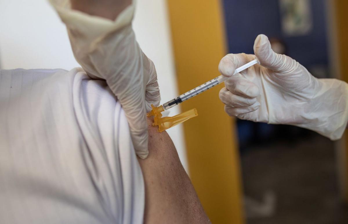 Administración de una dosis de vacuna contra el coronavirus.