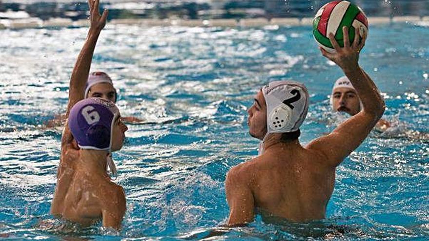 Un jugador del Waterpolo Zamora busca la portería rival en un duelo de la pasada campaña.