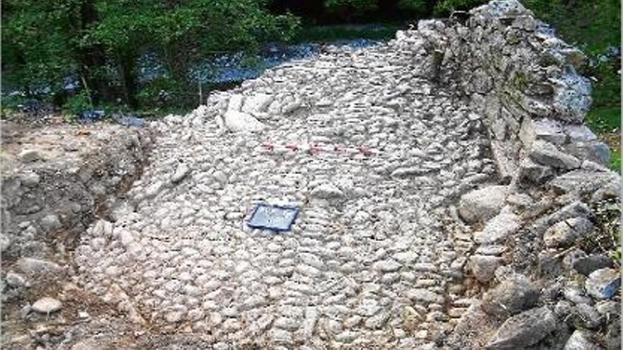 La intervenció arqueològica va permetre la descoberta d&#039;un pont de pedra de probable origen medieval.