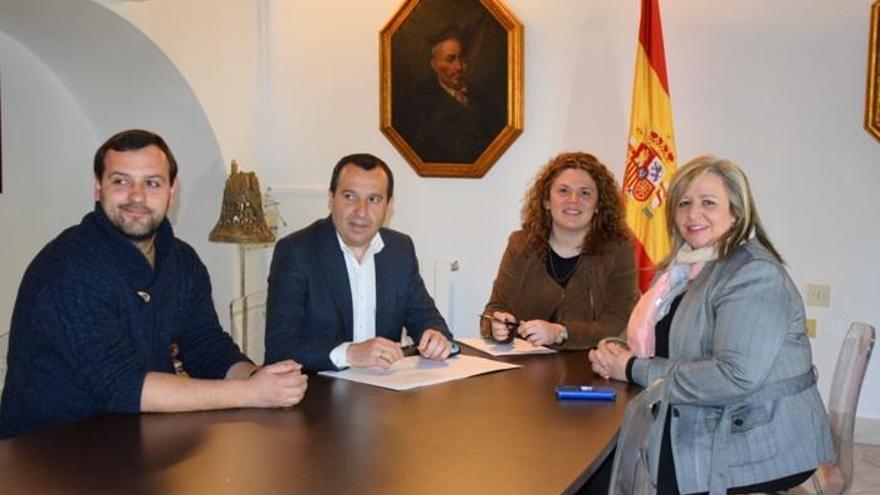 Álvaro Carreño, José María Ruiz Espejo, Teresa Valdenebro e Isabel Garriga, en el Ayuntamiento de Ronda.