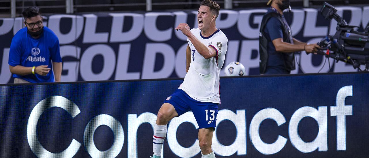 Hoppe celebra el gol que clasificó a Estados Unidos para las semifinales de la Copa de Oro de la Concacaf.