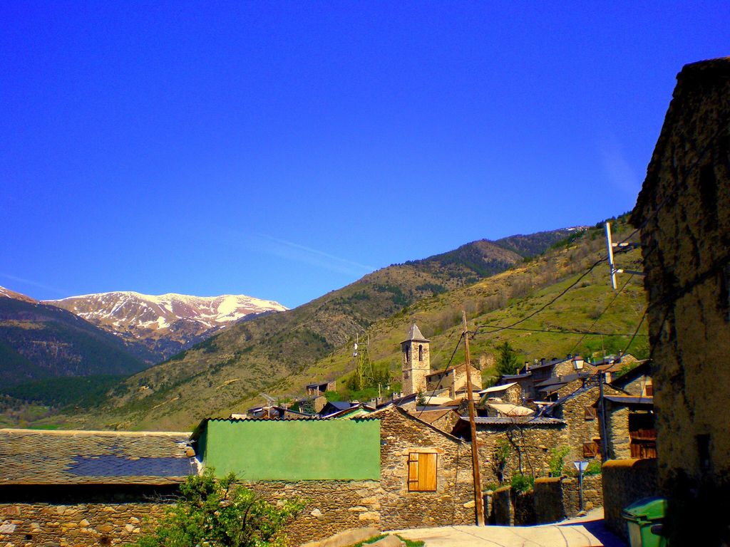 Pueblo de Meranges entre montañas