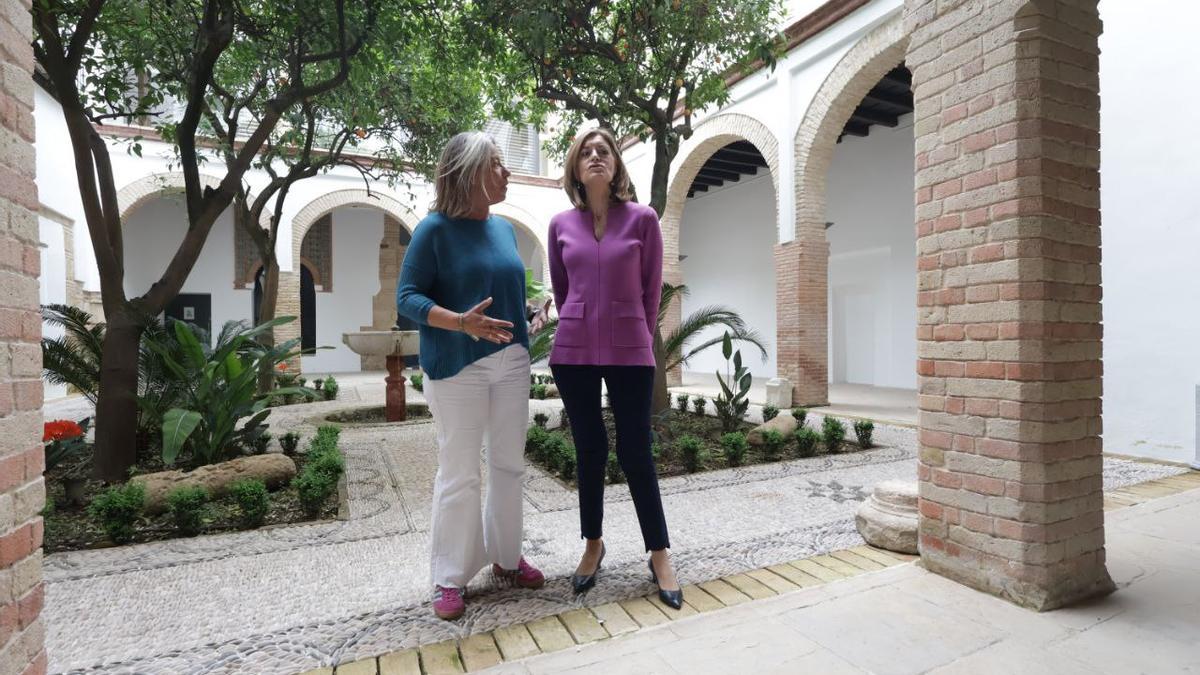 Isabel Albás y Ana Verdú, en la presentación del ciclo en el Archivo Municipal de Córdoba.