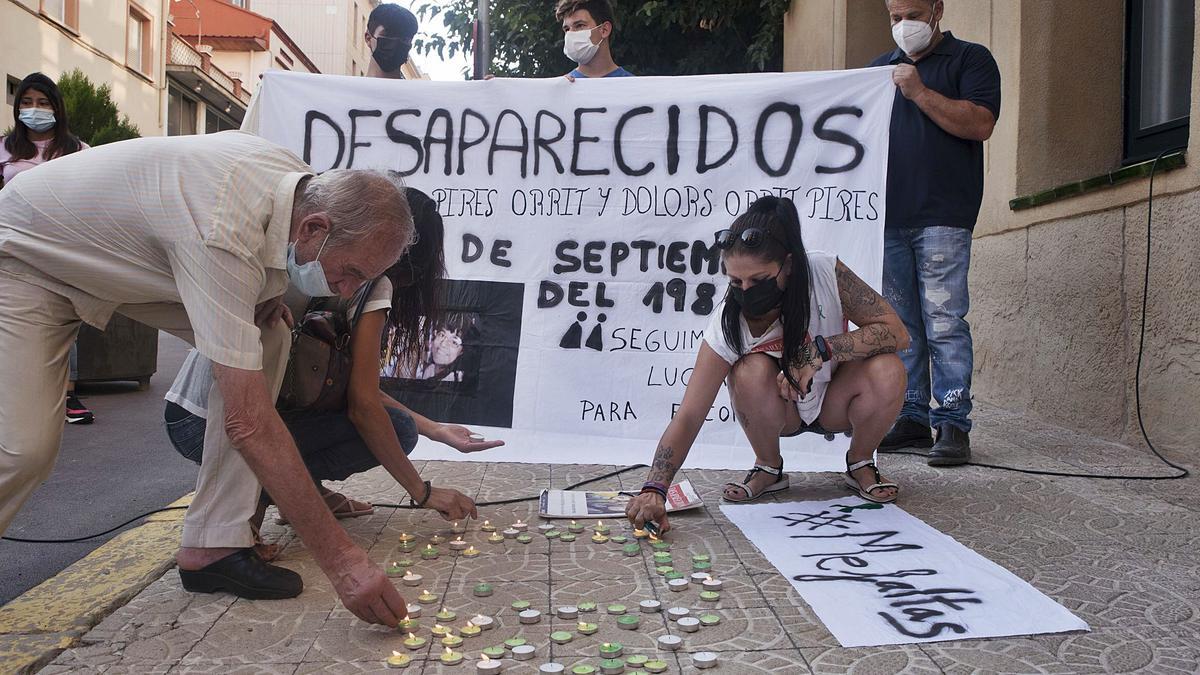 Veïns de Súria i familiars van encendre espelmes en record de Dolors i Isidre | OSCAR BAYONA