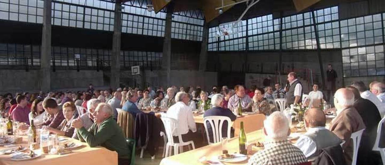 Los vecinos asistentes a la comida celebrada en el polideportivo.