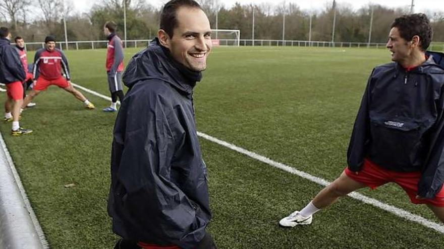 Moisés, en un entrenamiento con el Marino en El Tragamón (Gijón), con Castaño a la derecha.