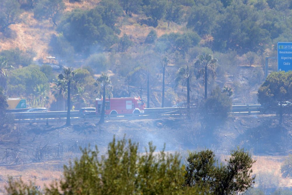 Un incendio en Torremolinos corta la A-7 y colapsa la MA-20