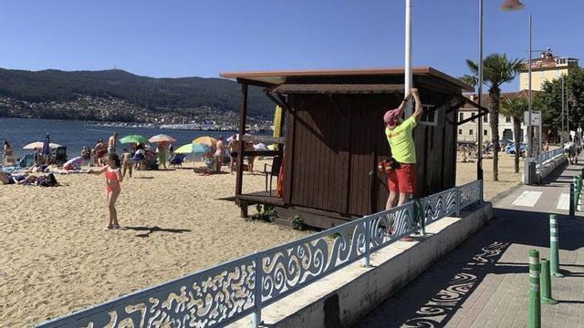 Un socorrista coloca la bandera en la playa de Arealonga, ayer.