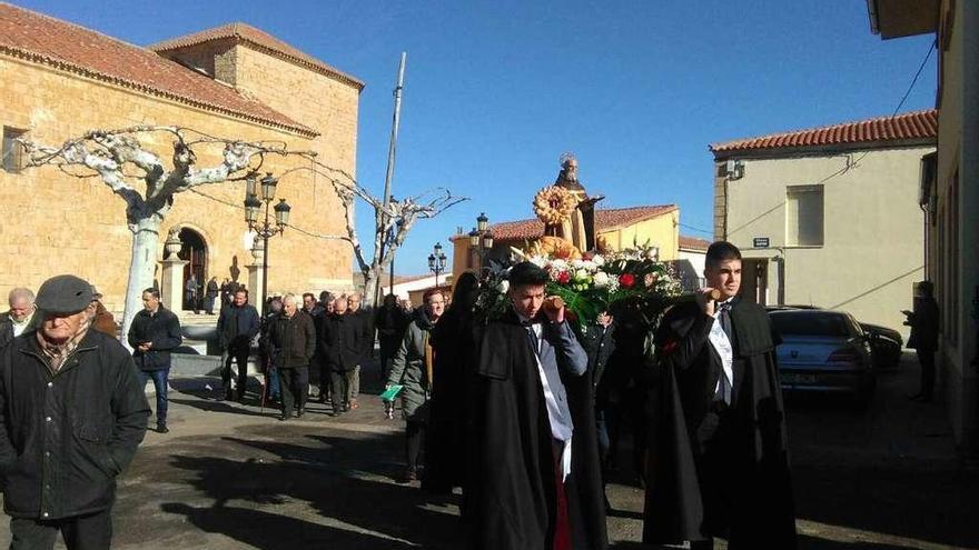 Quintos y vecinos de Arcenillas durante la procesión de San Antonio.