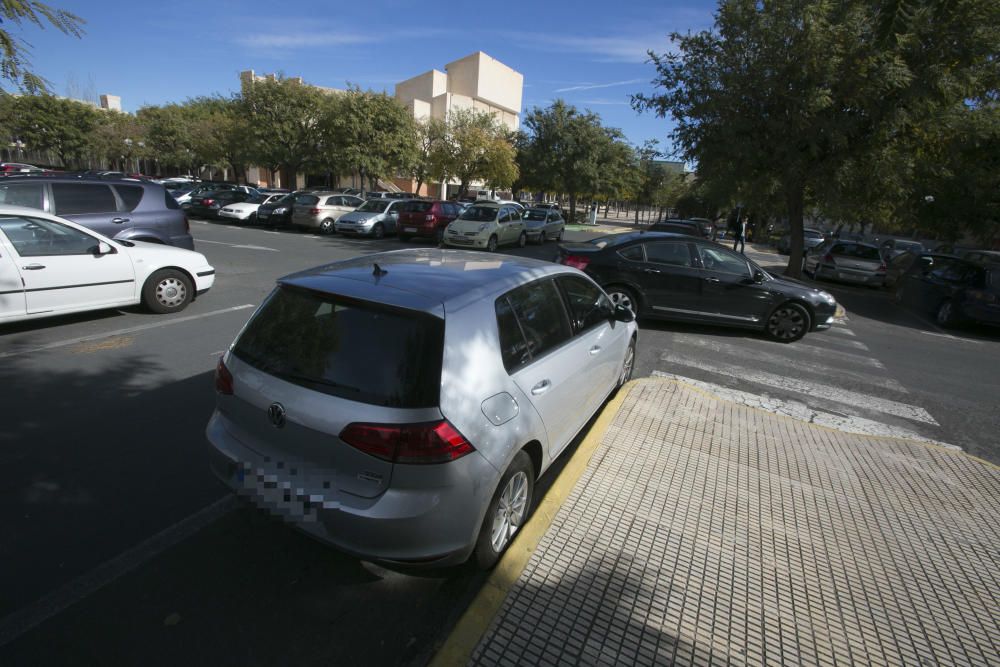 4.200 aparcamientos en la Universidad para 10.000 vehículos diarios