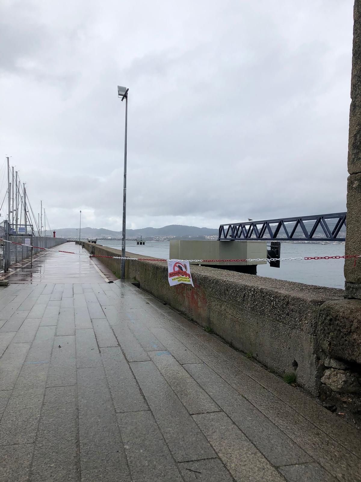 Paseo hacia el faro, detrás del puerto deportivo, en el entorno del Náutico.
