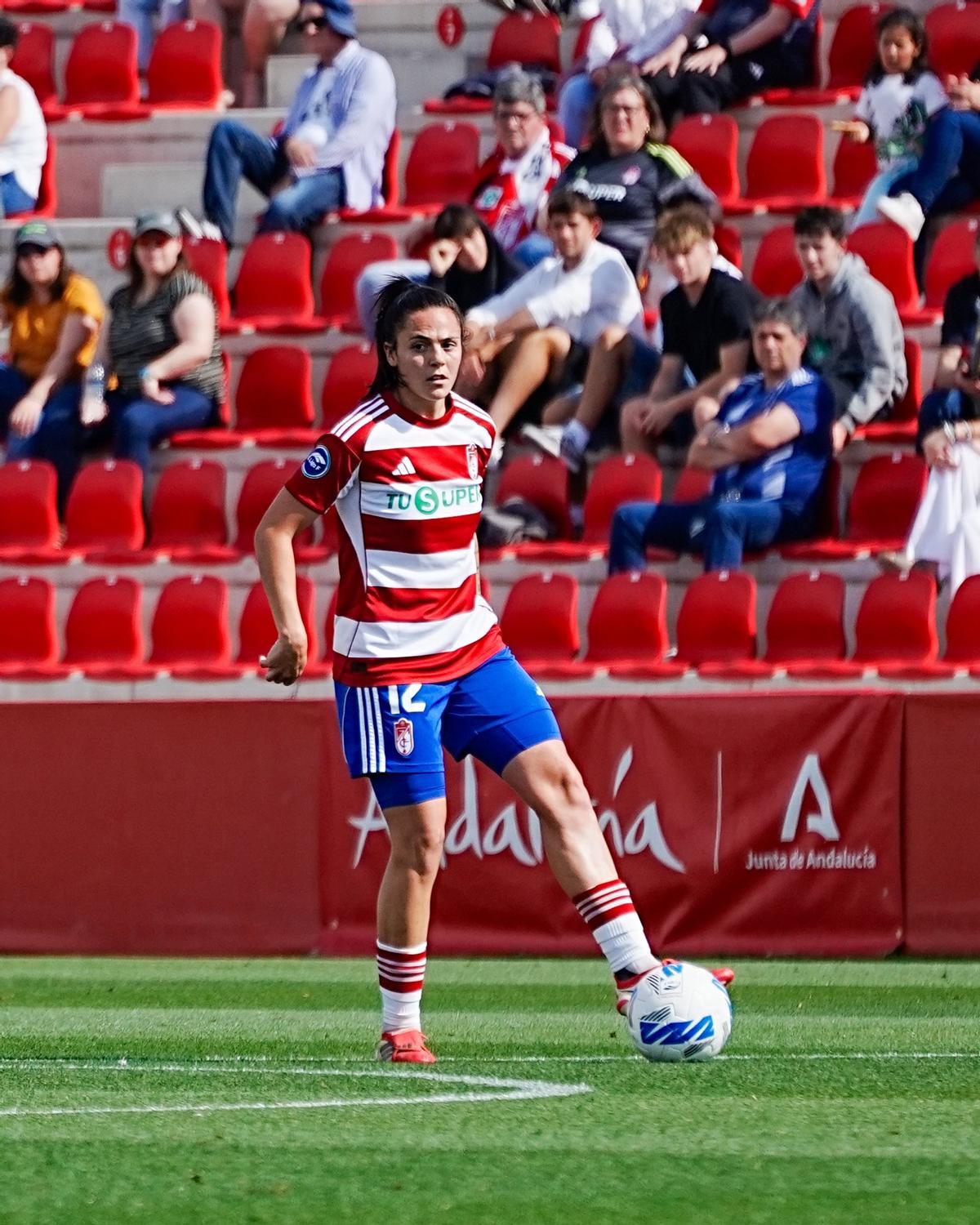 Alba Pérez, en un partido de esta temporada con el Granada CFF.