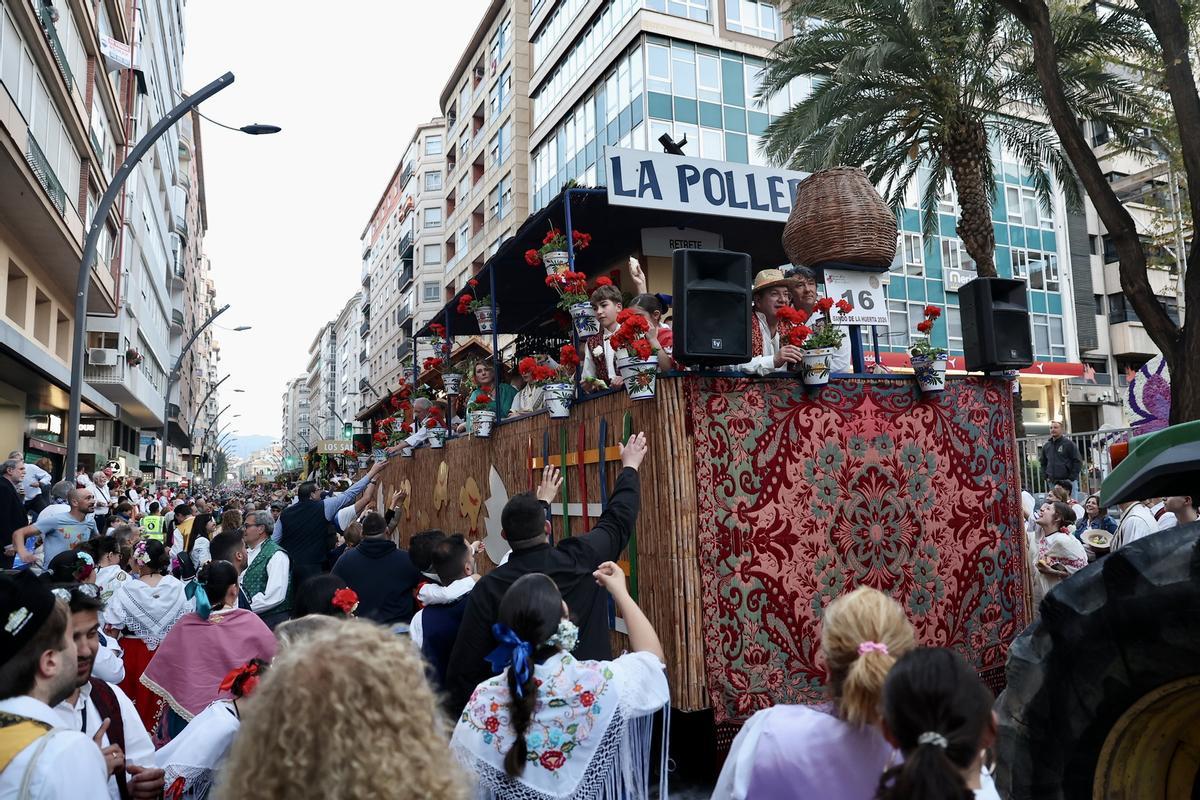 Carmen y Marta disfrutan de un desfile que alimenta: el Bando de la Huerta