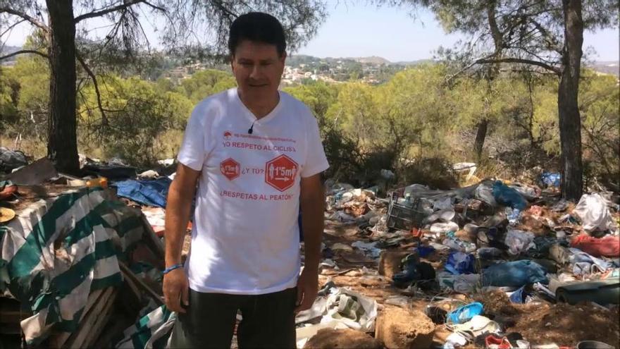 El bosque de la Vallesa lleno de basura y escombros