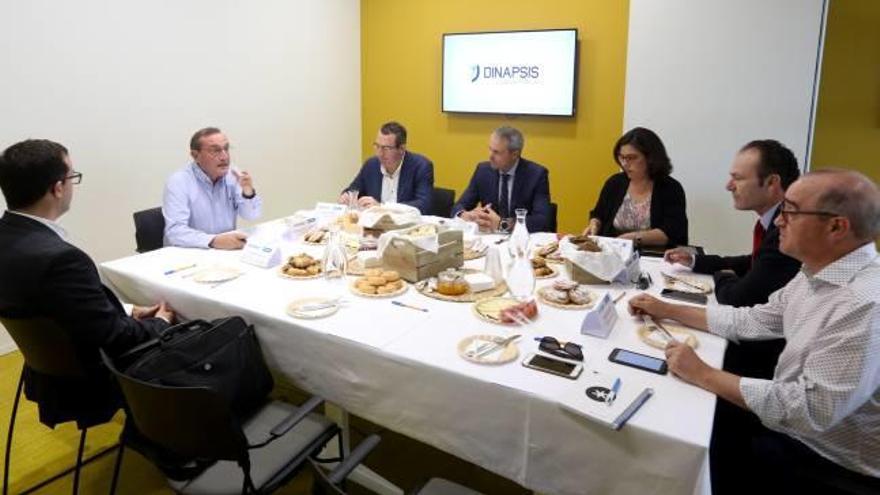 Los participantes en el desayuno de trabajo, durante un momento del debate.