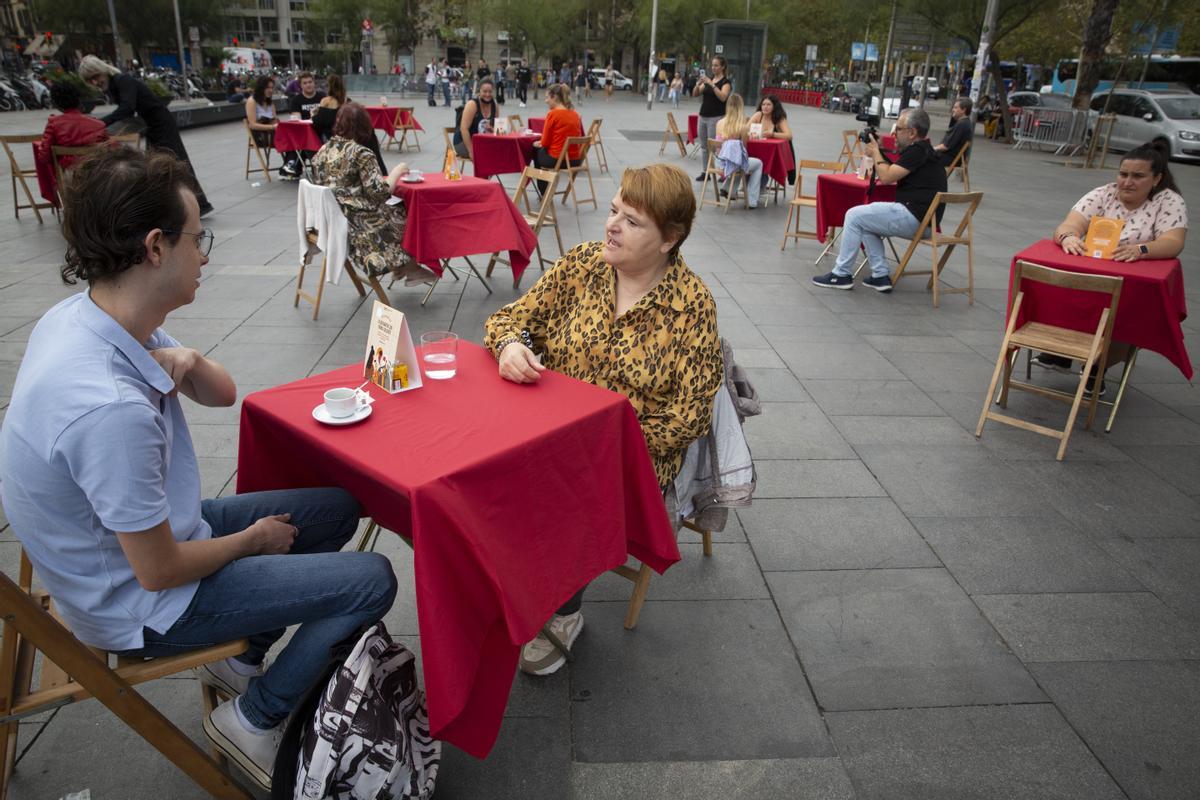 Campaña del Hospital Sant Joan de Dèu Cafè Solidari contra la soledad no deseada en la plaça Universitat de Barcelona