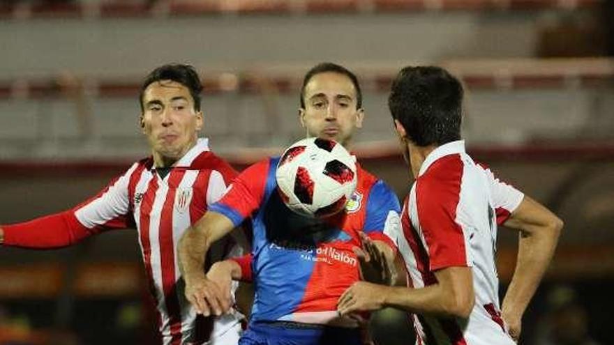 Aimar controla el balón en el duelo de la primera vuelta.