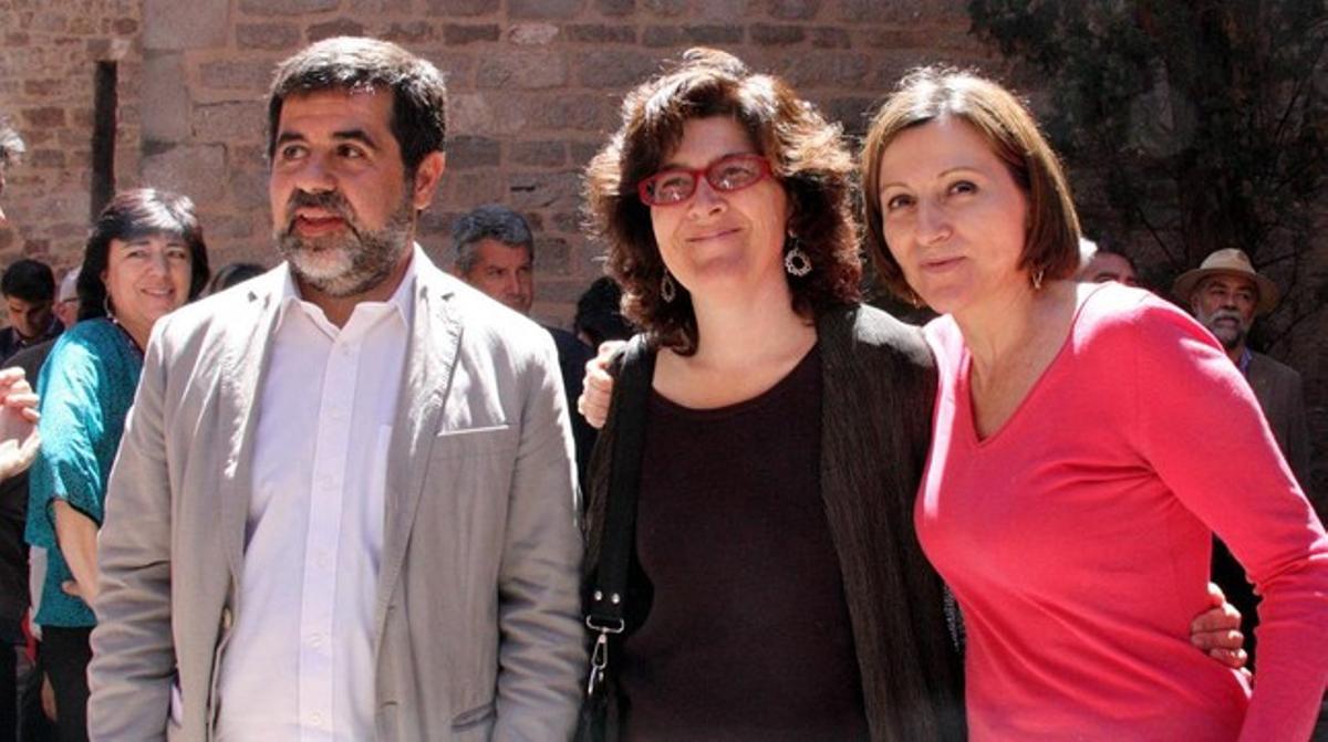 El nou president de l’ANC, Jordi Sánchez, al costat de Liz Castro i Carme Forcadell, dissabte.