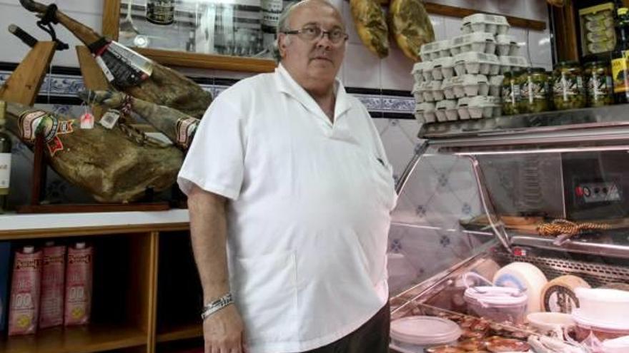 José Cortell Gorba, fotografiado en su tienda en 2011.