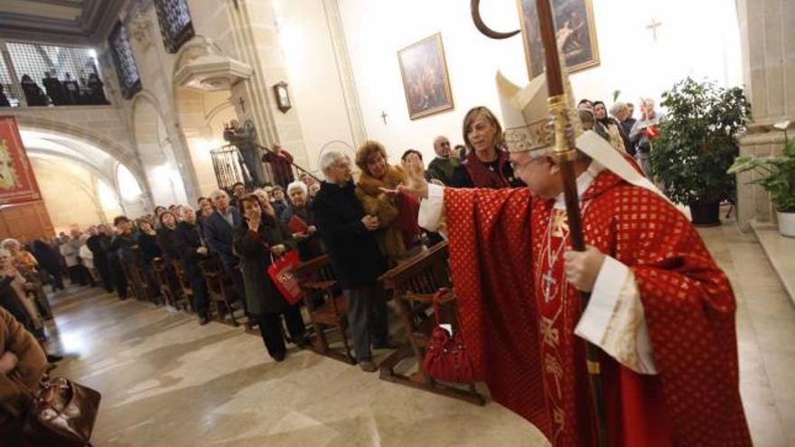 El obispo, Jesús Murgui, se despide de los fieles que asistieron a la misa de apertura                     del Año Jubilar de la Santa Faz, ayer.
