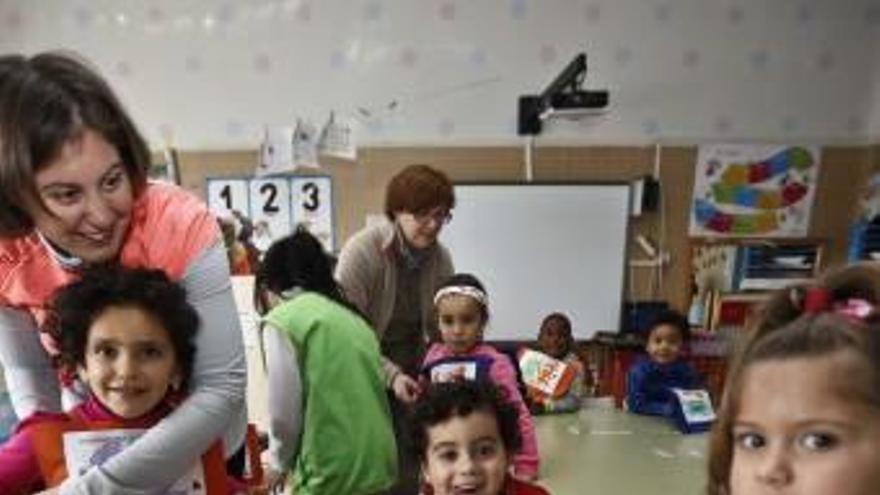 Trece colegios de la provincia abren por vez primera aulas para 234 niños de 2 años
