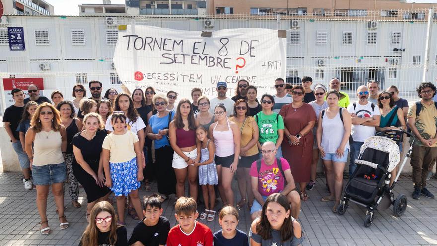 Protesta de familias del IES Berenguer Dalmau de Catarroja para "empezar el curso en condiciones"