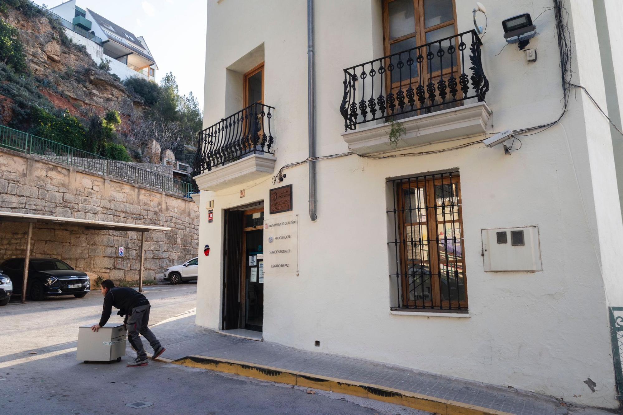 Desalojan la sede de la Policía Local y los Servicios Sociales en Buñol por daños en la cimentación tras la dana