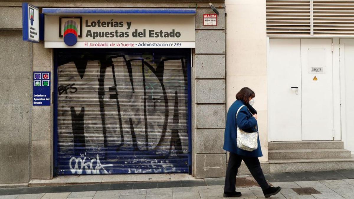 Un despacho cerrado, a pesar de ser agraciado con el quinto premio, en la calle Preciados, Madrid, en protesta por unas comisiones que, según aseguran los propietarios de las administraciones, llevan años invariables.