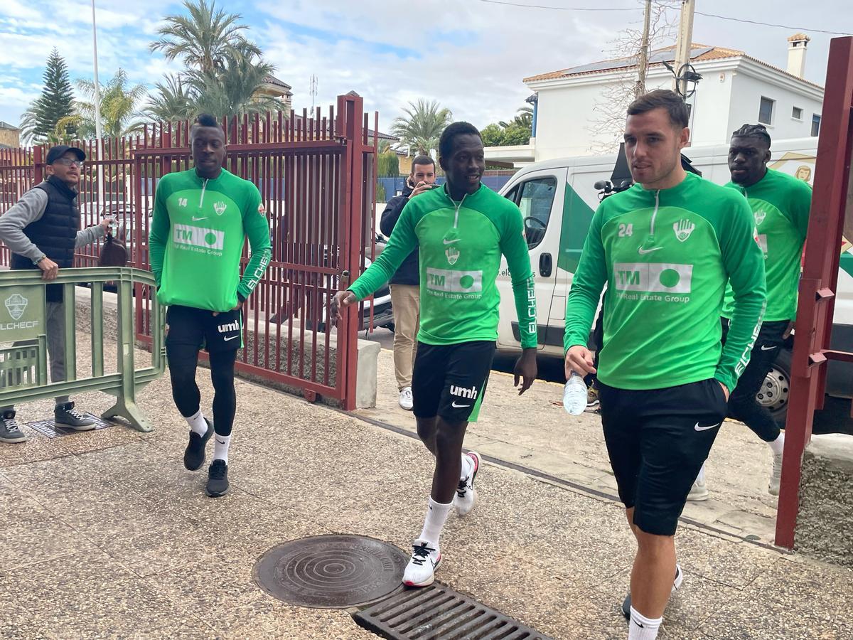 Pape Cheikh, en el centro, entra al entrenamiento del Elche CF esta mañana