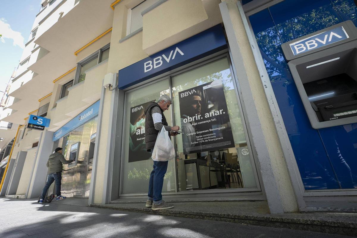 L’opa del BBVA sobre el Banc Sabadell destruiria 3.200 llocs de treball a Catalunya, segons la UGT L’opa del BBVA sobre el Banc Sabadell destruiria 3.200 llocs de treball a Catalunya, segons la UGT