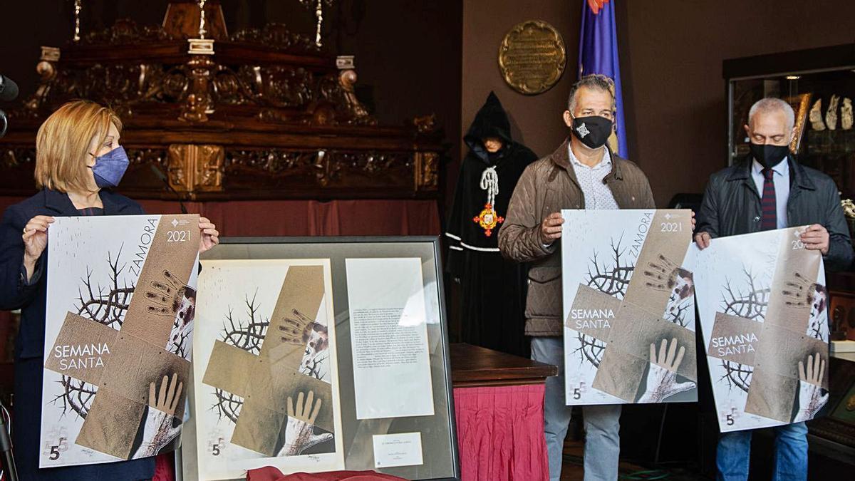 Isabel García Prieto, Emilio Ferrero y Antonio Martín Alén, con el cartel en el Museo.