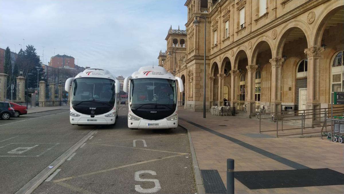 Autobuses aparcados en la estación de tren de Zamora hoy, lunes.