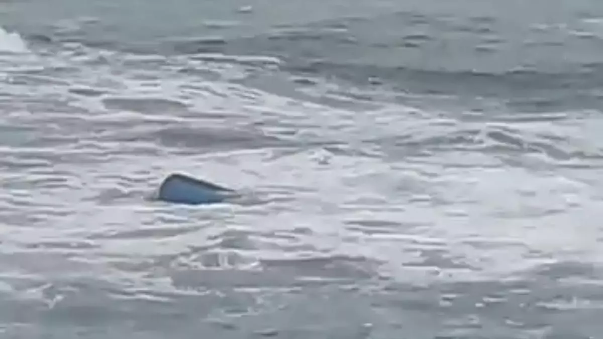 El fuerte oleaje hunde una barca en Las Canteras y obliga a sacar otras embarcaciones del agua